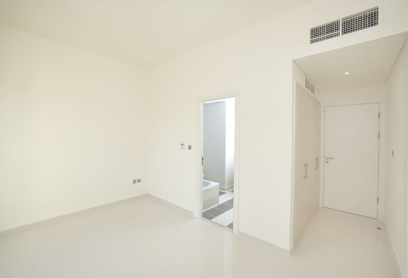 Single Row| Park behind | Next to Community Centre