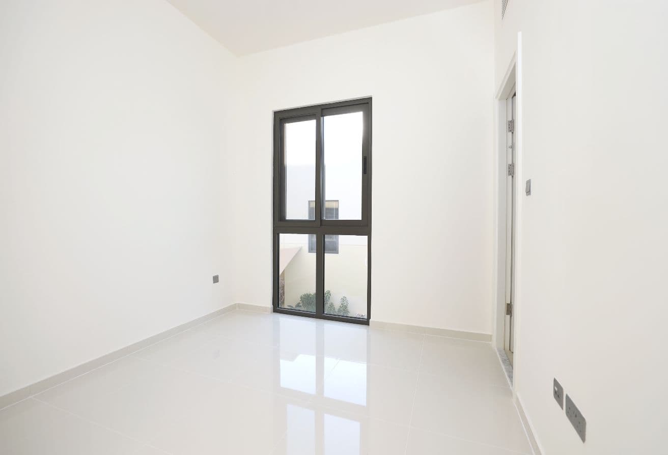 Single Row| Park behind | Next to Community Centre