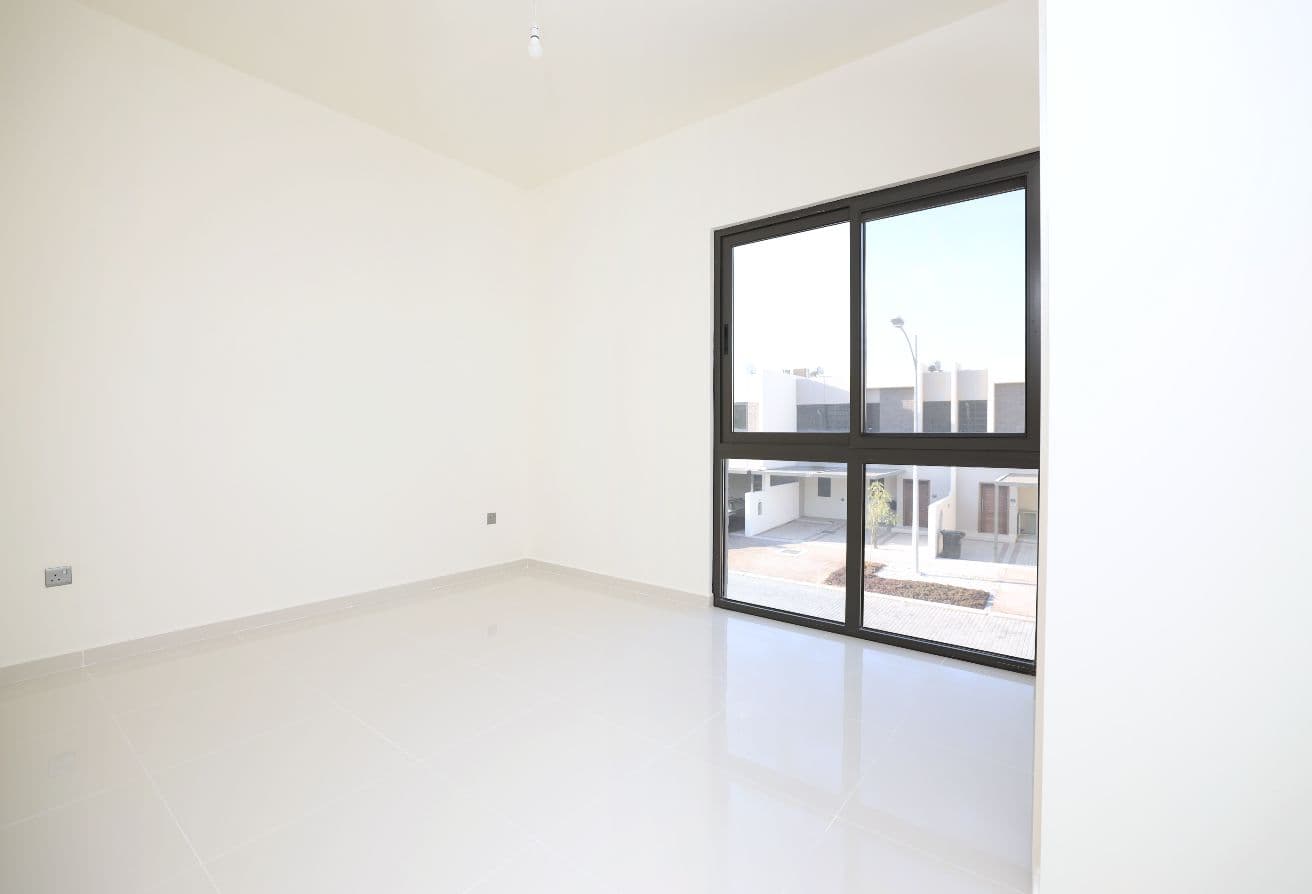 Single Row| Park behind | Next to Community Centre