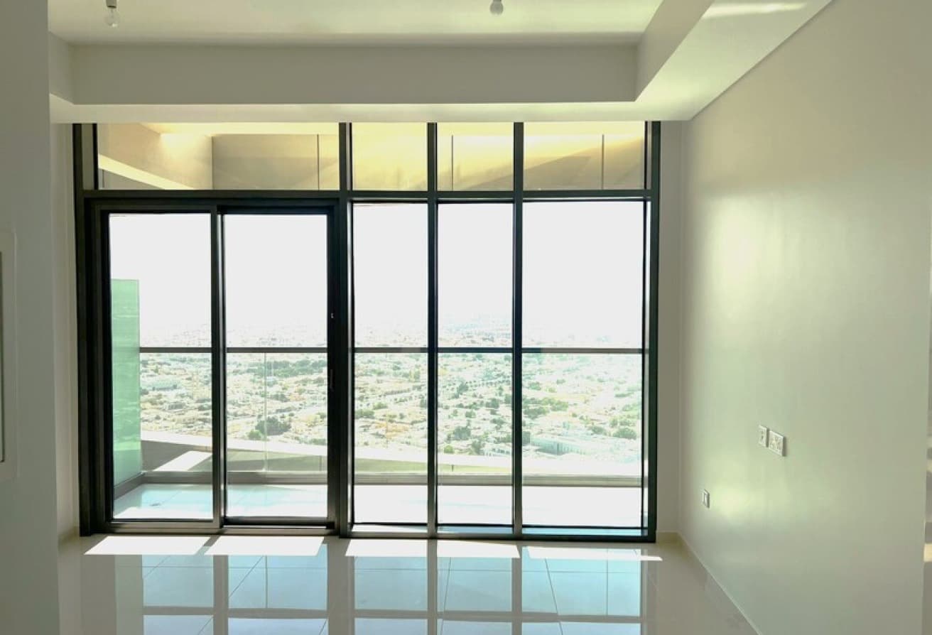Sea View | Premium location | Vacant | Modern