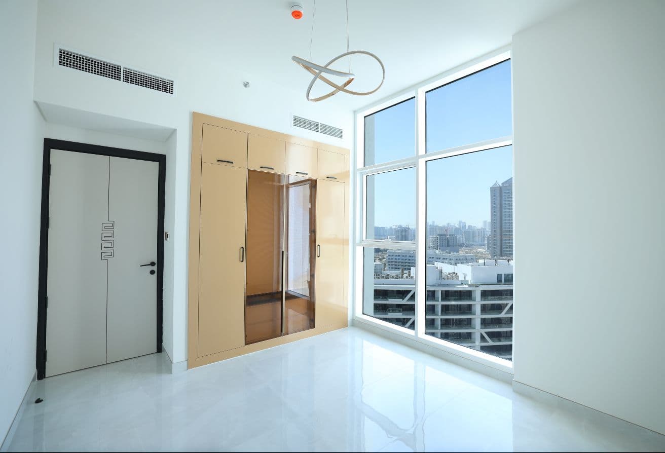 Ready | Spacious Layout | Prime Arjan Location - View 2